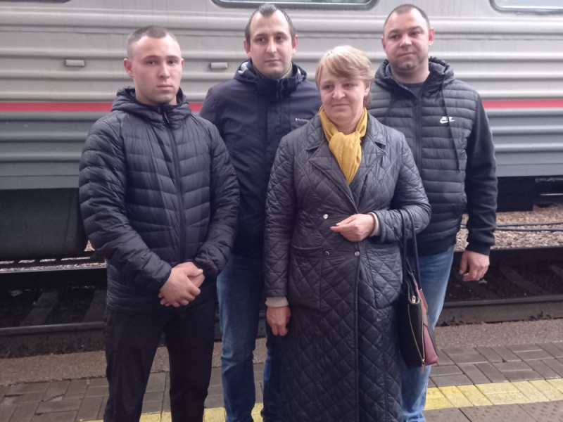 Зырянов Алексей со своей мамой и своми брьтьями, проводы СВО, сентябрь 2022 г.